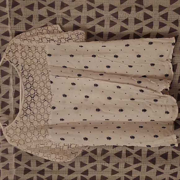 Open-back floral-sleeve top - Picture 2 of 4